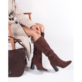 Botas altas de tacón para mujer en ante marrón 1