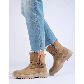 Botines de mujer beige confeccionados en ante ecológico. 1