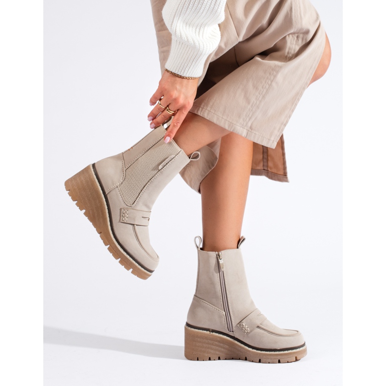 Goodin Botas Chelsea de ante color crema con cuñas de Shelovet beige 1