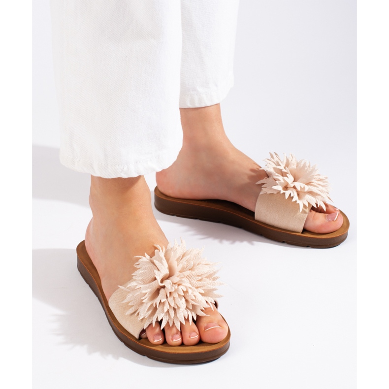 Chanclas de mujer beige con flor. 1 Chanclas de mujer beige con flor. 1