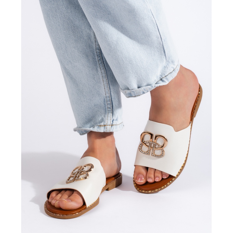 Chanclas de mujer blancas con estilo. blanco 1