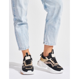 Zapatillas negras y doradas con suela gruesa. negro 1