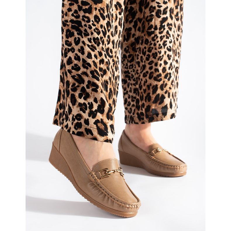 Mocasines de mujer beige con hebilla. 1