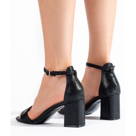 Sandalias negras de tacón bajo de Vinceza. negro 3