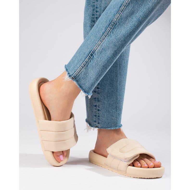 Babuchas de mujer beige con velcro de Shelovet 2