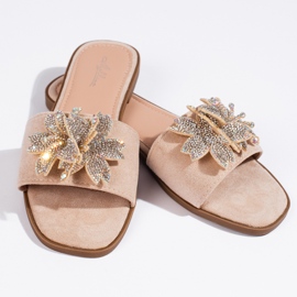 Chanclas de mujer beige con decoración. 1