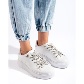 Deportivas blancas con mariposas. blanco 3