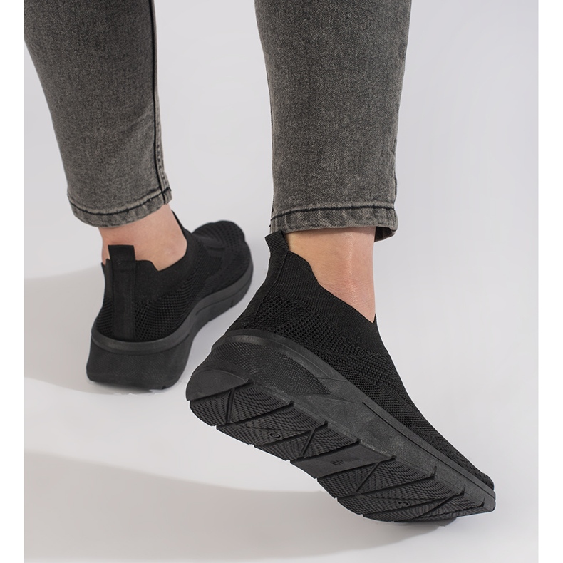 Zapatos deportivos negros para mujer. 2