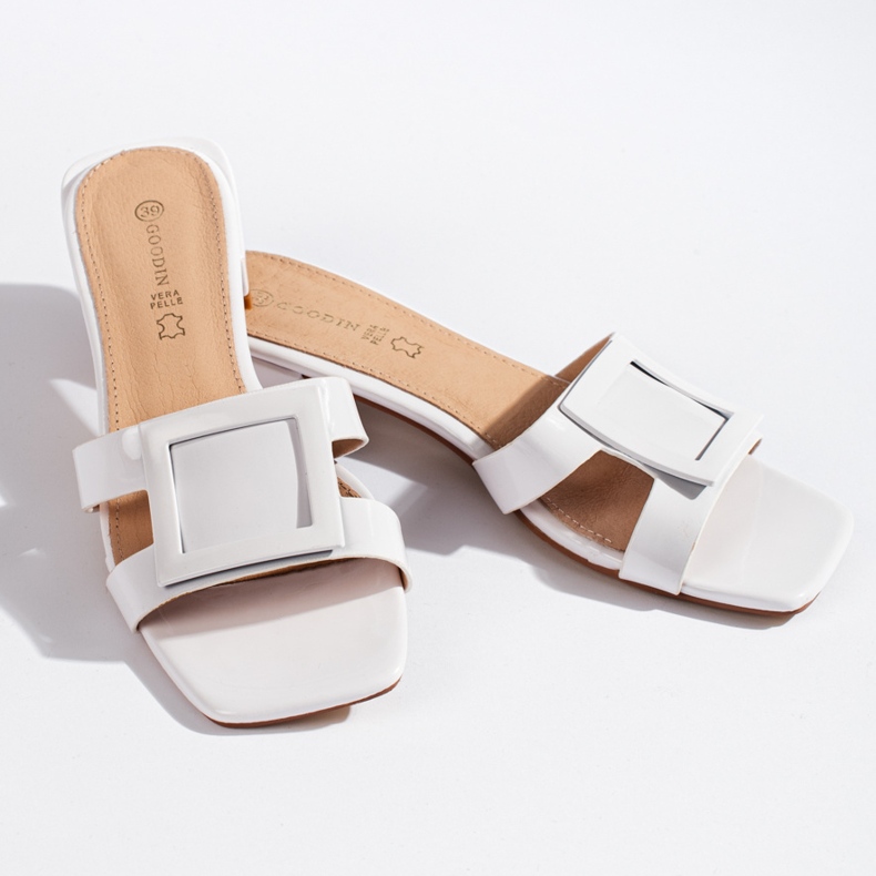Chanclas de mujer elegantes blancas clásicas. blanco 2