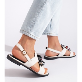 Sandalias de mujer blancas con adorno. blanco 4