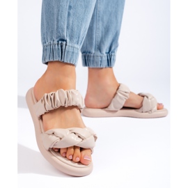 Chanclas de mujer planas beige con estilo. 3