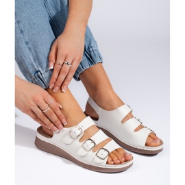 Sandalias blancas cómodas con cuña baja. blanco 3