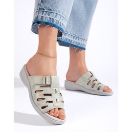 Chanclas cómodas de mujer en color gris. 2