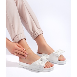 Chanclas blancas con suela gruesa. blanco 2