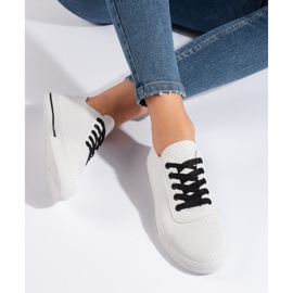 Zapatillas de mujer blancas con cordones negros. blanco 1
