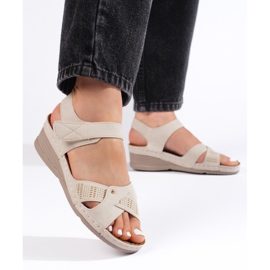 Sandalias cuña mujer beige con velcro 1