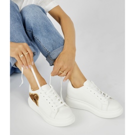 Deportivas blancas de mujer con osito. blanco 4