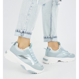 Deportivas de mujer azules con suela gruesa. 3
