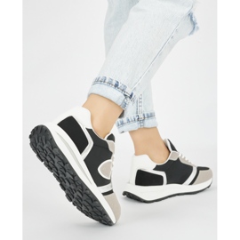 Zapatillas deportivas de mujer en color negro y beige. 1