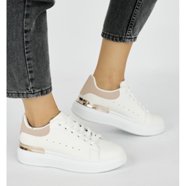 Deportivas de mujer de piel blanca con elemento rosa blanco 2