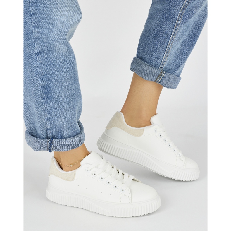 Zapatillas de mujer blancas con elemento beige. blanco 2