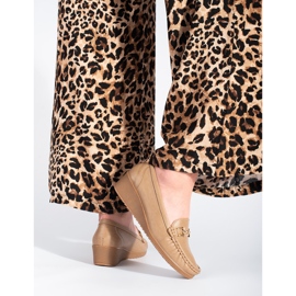 Mocasines de mujer beige con hebilla. 2 Mocasines de mujer beige con hebilla. 2