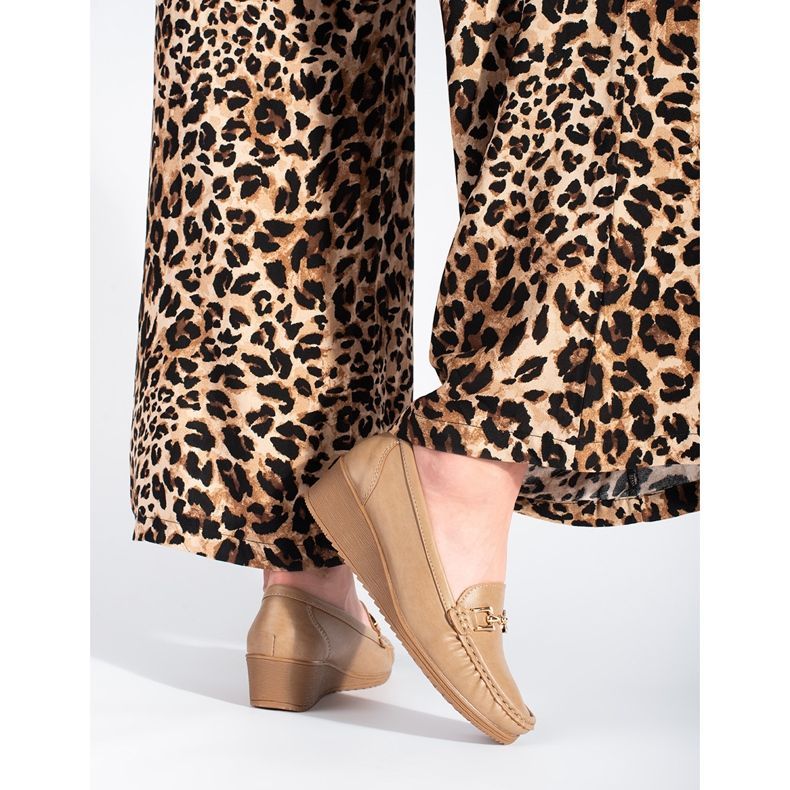 Mocasines de mujer beige con hebilla. 2