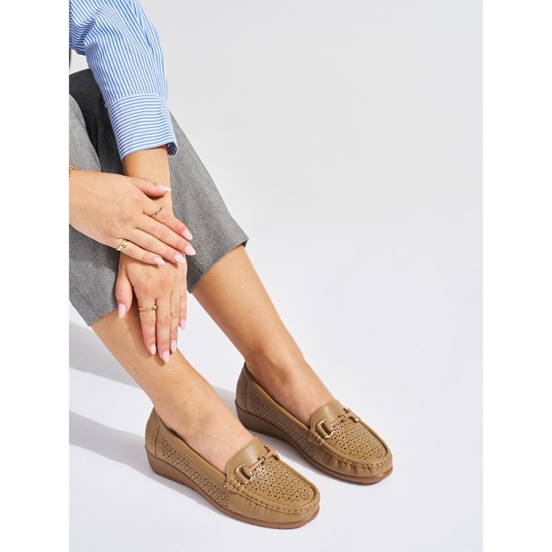 Mocasines beige calados con cuña baja 2 Mocasines beige calados con cuña baja 2