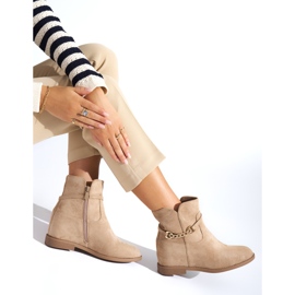 Botas de mujer beige con cadena. 3