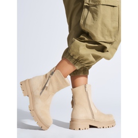 Botines de mujer beige con cremallera decorativa. 2