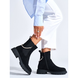 Botines de mujer negros con cadena decorativa. 3