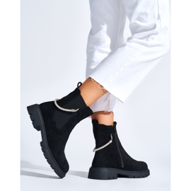 Botines de mujer negros con cadena decorativa. 2