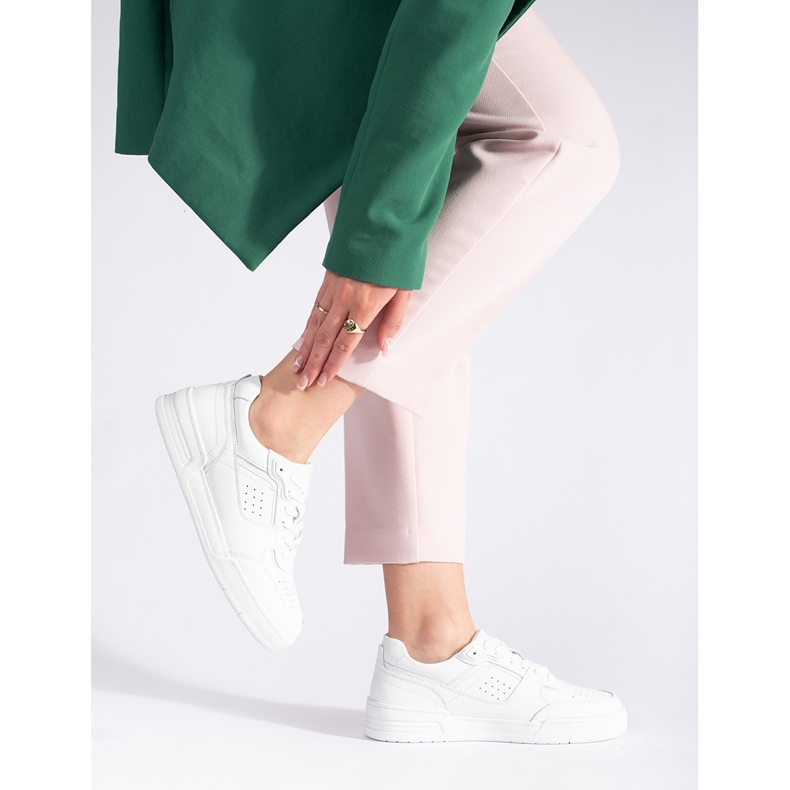 Zapatillas blancas en la plataforma. blanco 1 Zapatillas blancas en la plataforma. blanco 1