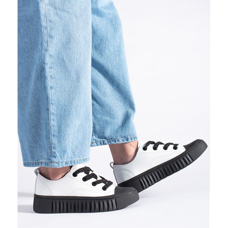 Zapatillas bajas blancas y negras confeccionadas en piel natural. blanco 1