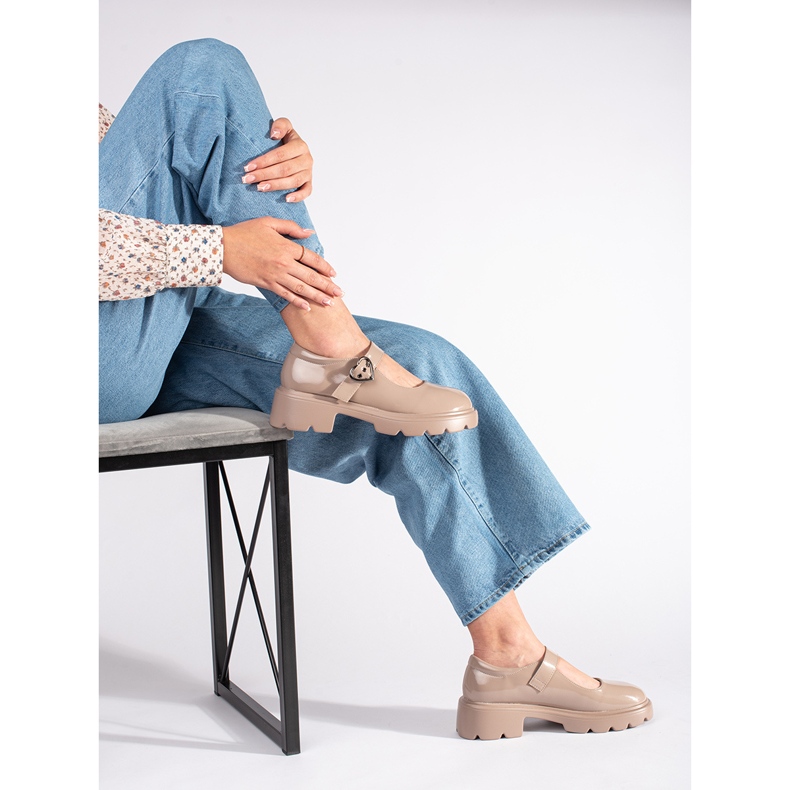 Mocasines beige charol suela gruesa 2