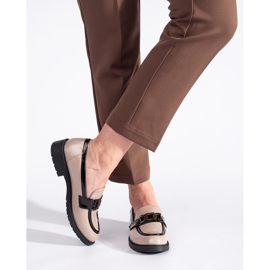 Mocasines de mujer charol beige con hebilla 1