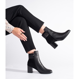 Botines negros de tacón con tira decorativa 1