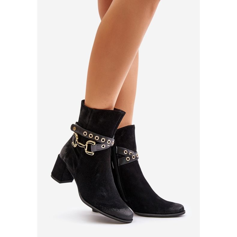 Botas de mujer de ante con tacón alto y correa decorativa Maciejka 06679-01 Negro 1 Botas de mujer de ante con tacón alto y correa decorativa Maciejka 06679-01 Negro 1