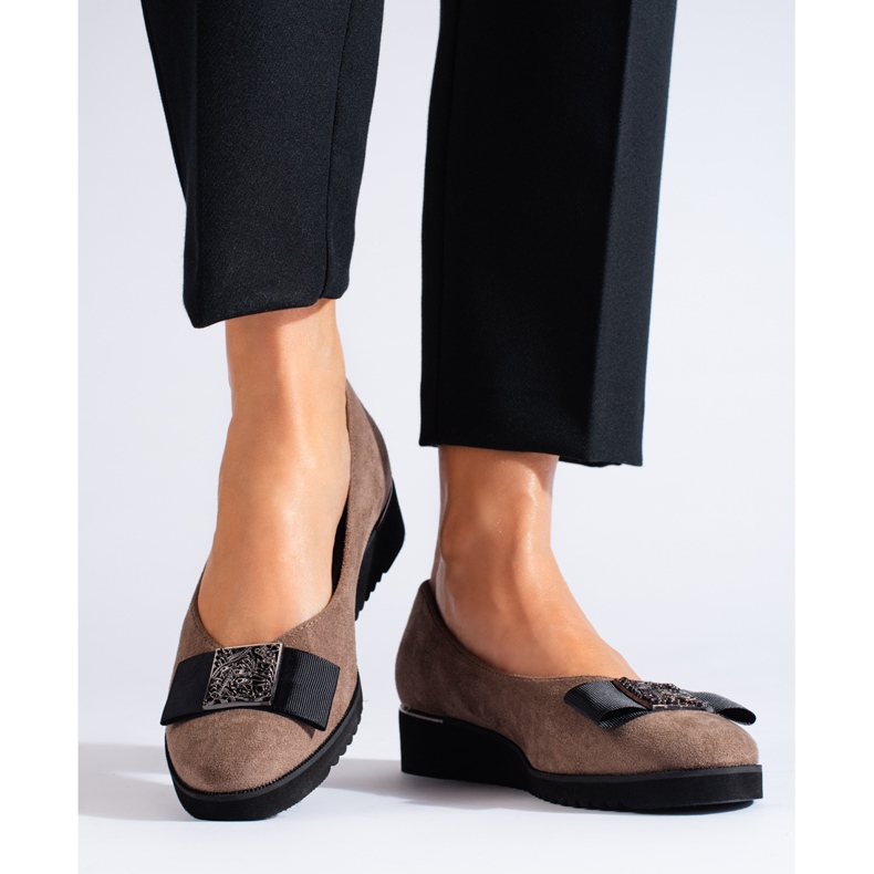 Zapatos de tacón de ante beige oscuro con cuña baja de Shelovet 1