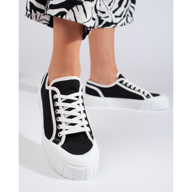 Zapatillas cómodas de mujer en color negro. 1 Zapatillas cómodas de mujer en color negro. 1