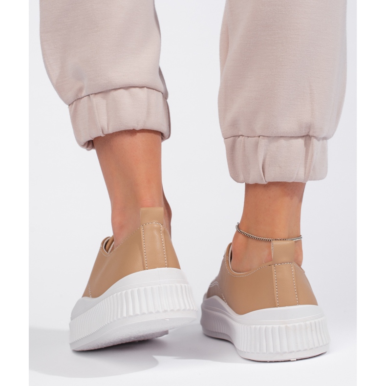 Zapatillas de mujer marrones fabricadas en piel ecológica. beige 1