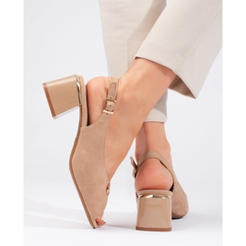 Elegantes sandalias de tacón en ante beige. 3
