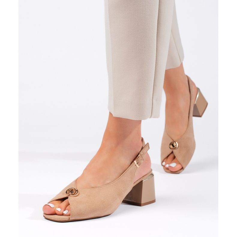 Elegantes sandalias de tacón en ante beige. 1