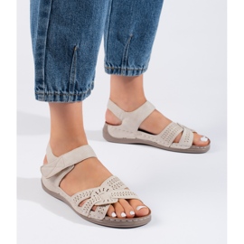 Sandalias de mujer beige claro con cuña baja. 3