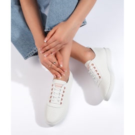Zapatillas clásicas de mujer caladas blancas. blanco 1