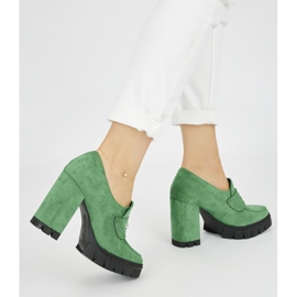 Zapatos de tacón de mujer verdes. 2