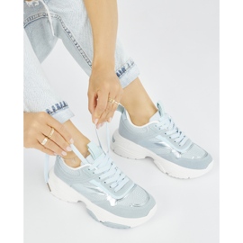 Deportivas de mujer azules con suela gruesa. 2