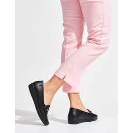Mocasines de mujer negros con decoración. 2