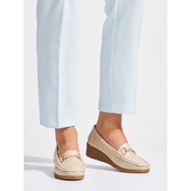 Mocasín cuña mujer beige con adorno dorado 1