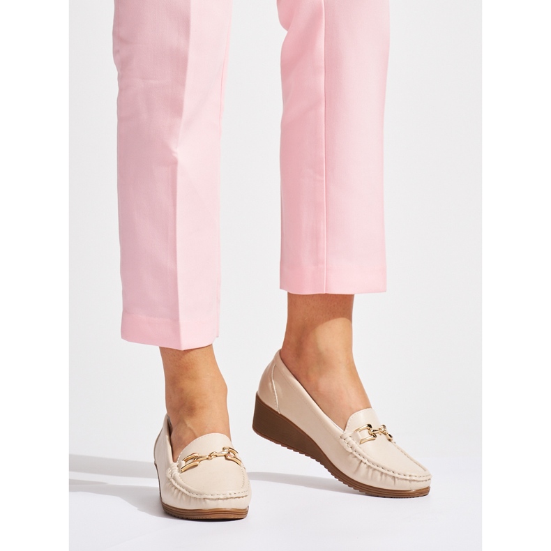 Mocasines de mujer beige con hebilla. 1